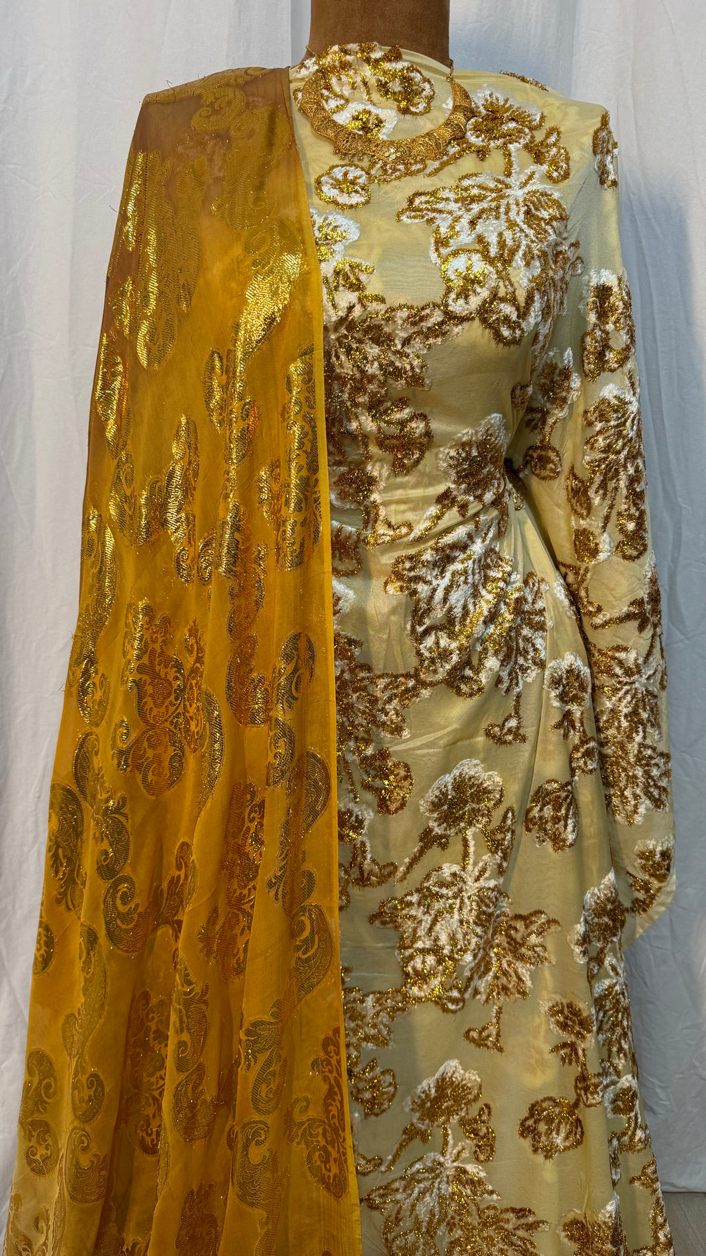 CREAM/GOLD MAQBAL